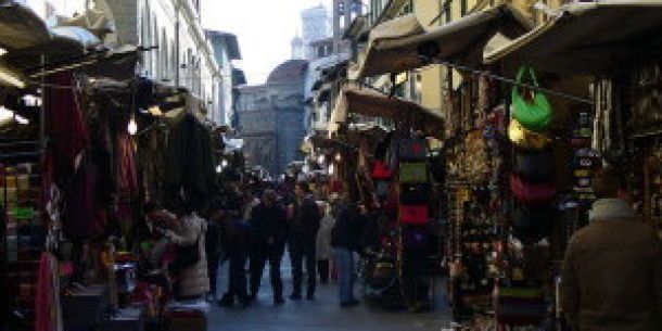 Roberto racconta pregi e difetti del mercato (autore: Freepenguin fonte: Wikipedia)