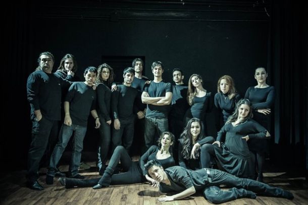 La compagnia «Orizzonti Sereni» che mette in scena «Louis, il musical diabolico»