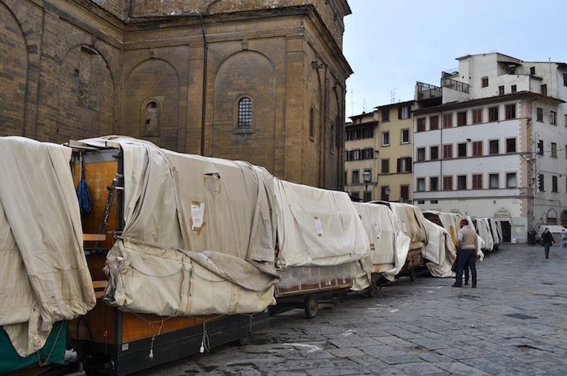 Bancarelle chiuse per protesta in Piazza San Lorenzo