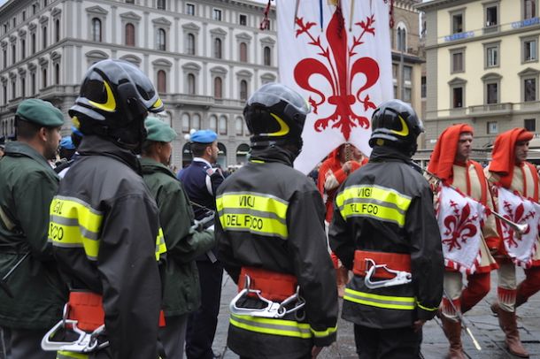Vigili del Fuoco con il Gonfalone di Firenze