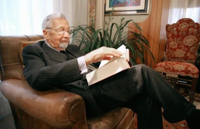 Licio Gelli in una delle stanze della sua villa