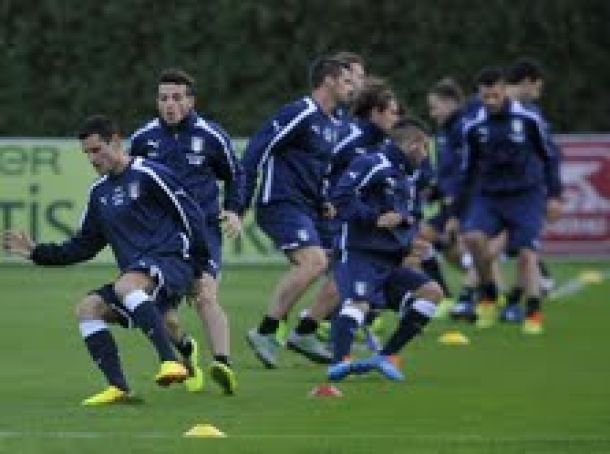 Pasqual mentre si allena a Coverciano con la Nazionale