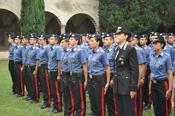 Un gruppo di allievi durante l'alzabandiera