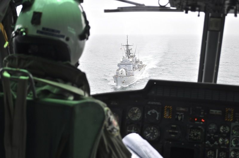 Un elicottero sorvola Nave Zeffiro