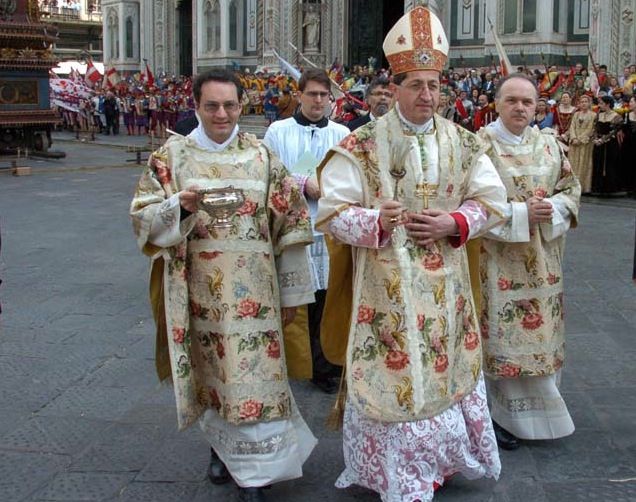 Il cardinale Giuseppe Betori davanti al sagrato del Duomo di Firenze