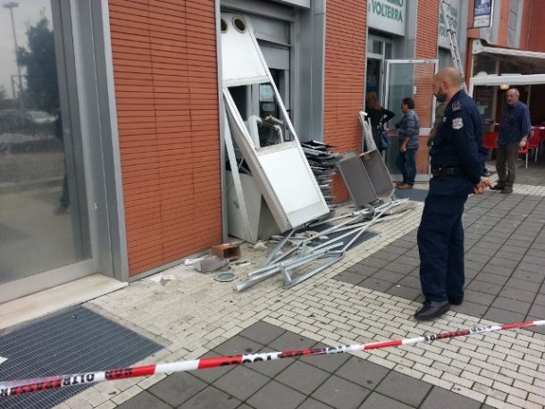 Il bancomat fatto esplodere a Livorno
