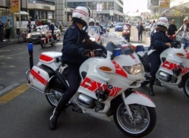 La Polizia municipale sequestra furgone con scarti tessili