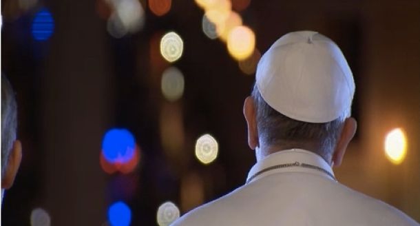 Papa Francesco I osserva i migliaia di fedeli a San Pietro