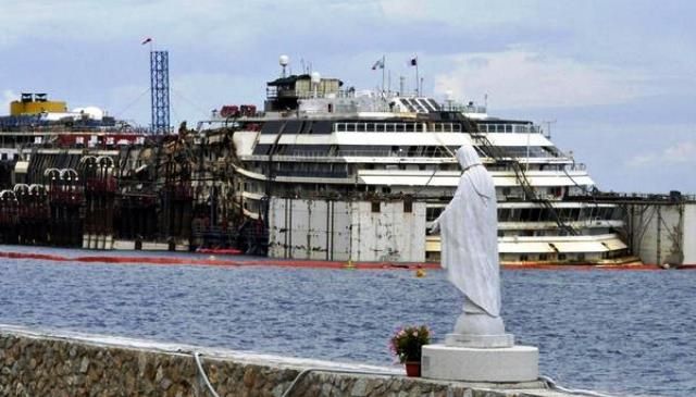 La Costa Concordia al Giglio, vista dal porto
