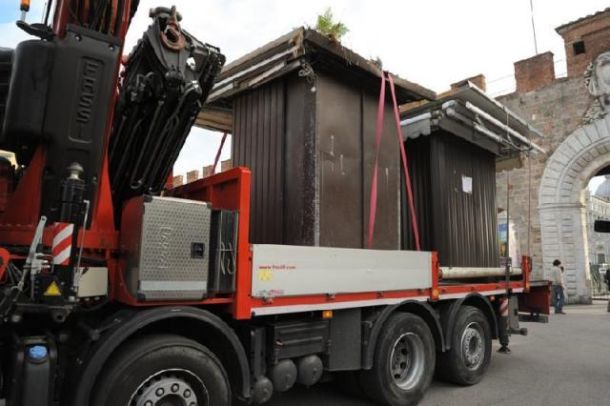 Lo sgombero delle bancarelle da piazza dei Miracoli