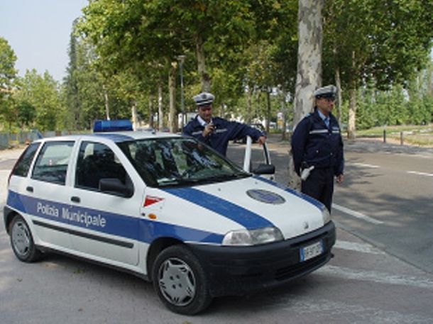 La polizia municipale di Orbetello impegnata in controlli sui rifiuti