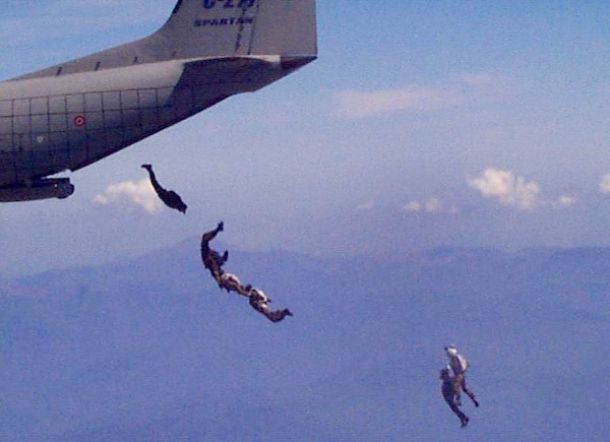 Un aviolancio di paracadutisti