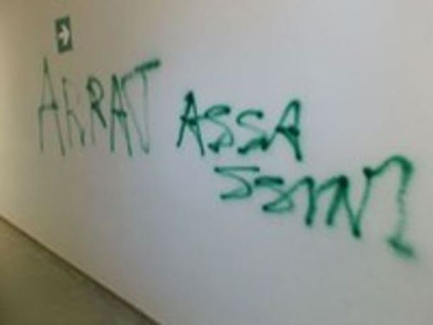 Le scritte lasciate nella sede dell'Arpat dagli incappucciati