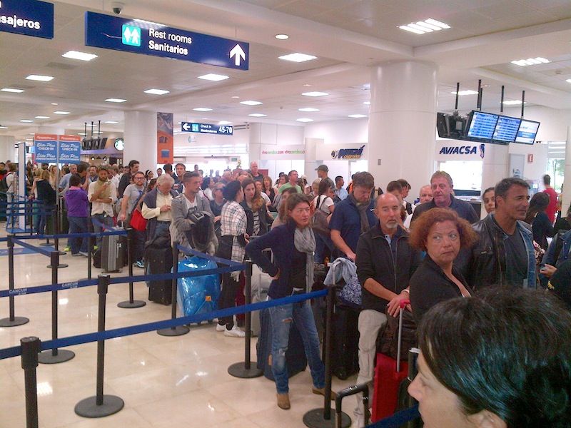 I turisti italiani bloccati in Messico in attesa all'aeroporto di Cancun