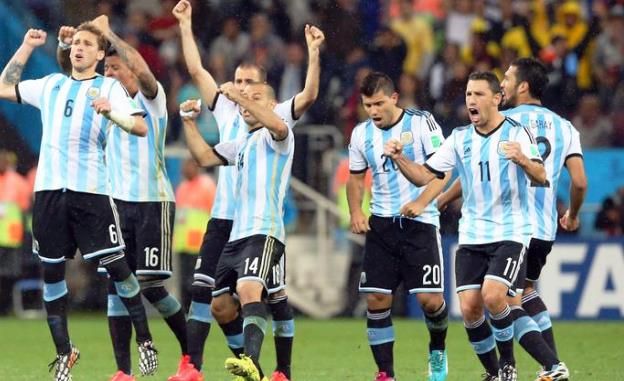 Mondiali 2014, i giocatori dell'Argentina esultano dopo aver battuto l'Olanda