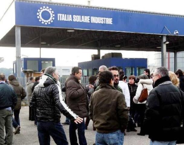 Lavoratori ex Isi davanti allo stabilimento di Scandicci