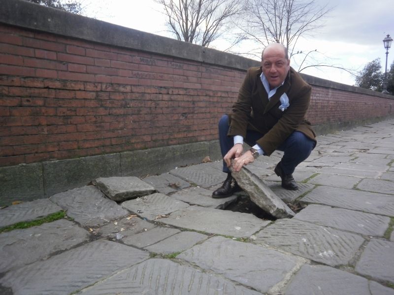 La pavimentazione presenta notevoli criticità, come fa notare il consigliere Locchi (nella foto)