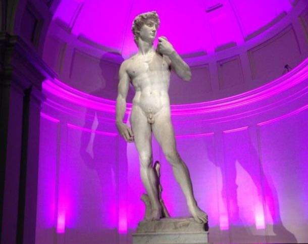 Il David con la tribuna illuminata di rosa per il Galà delle rose