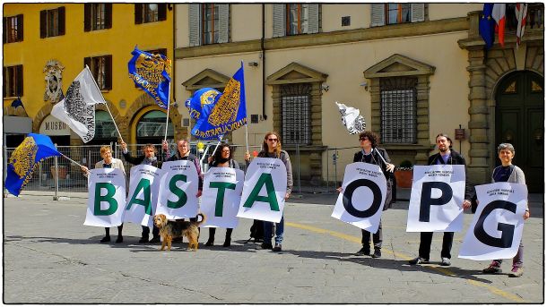 La protesta dei radicali davanit alla Regione Toscana