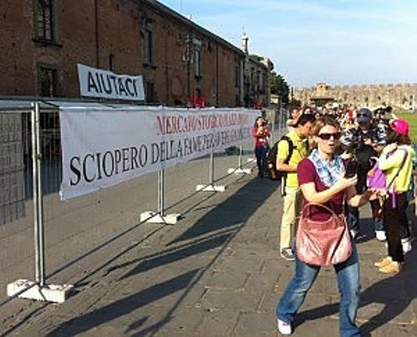 La protesta dei bancarellai di piazza dei Miracoli di Pisa