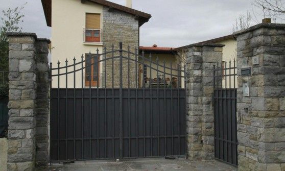 La casa di Renzi, a Pontassieve, obiettivo della protesta della comitiva proveniente dalla Campania