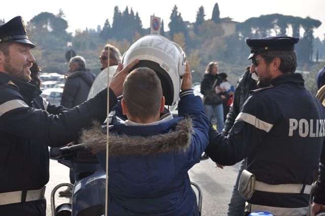 I piccoli pazienti sono saliti sui mezzi della Polizia