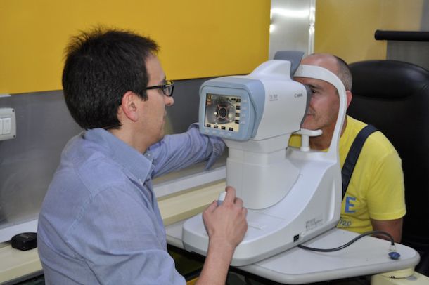 Un controllo oculistico durante le giornate di prevenzione a Firenze