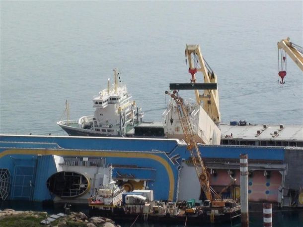 Costa Concordia - primo cassone posizionato sul relitto