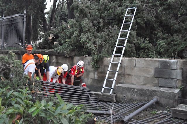 La pesante cancellata di ghisa del Cimitero degli Inglesi