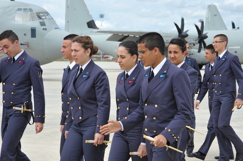 Un gruppo di allievi della Scuola militare aeronautica G. Douhet durante un'esercitazione
