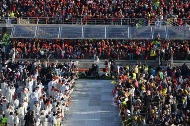 Papa Francesco saluta i fedeli
