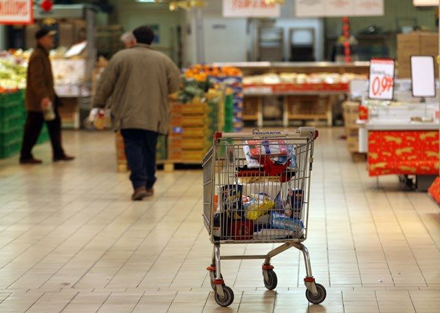 Le famiglie modificano e riducono le spese alimentari causa crisi