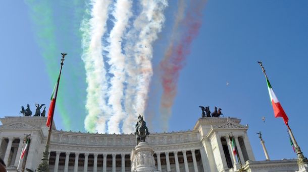 La scia delle Frecce Tricolori sul cielo di Roma
