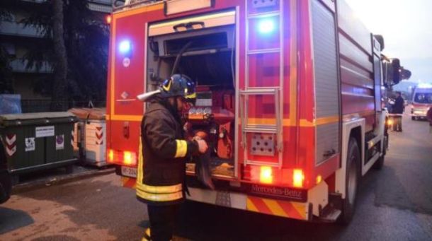 Quando i carabinieri sono arrivati il ventitreenne congolese è scappato sui tetti