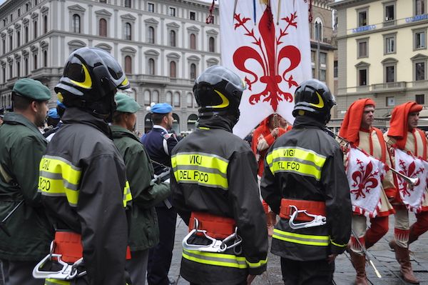 Vigili del Fuoco con il Gonfalone di Firenze