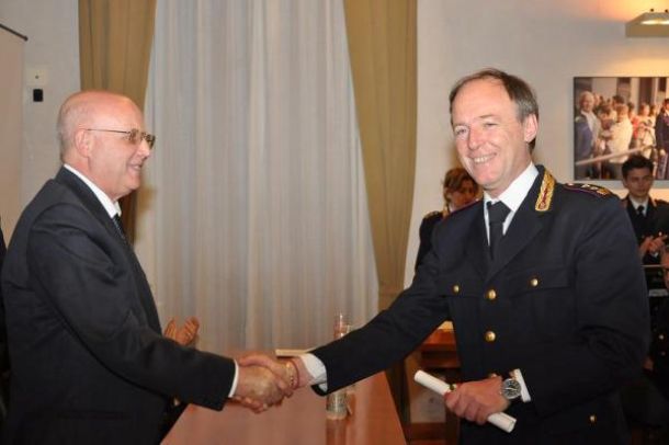 Il questore Zonno premia il vice questore aggiunto Fabio Pocek, dirigente della divisione anticrimine