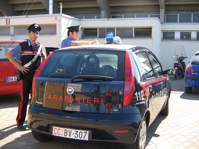 I carabinieri danno la caccia a due magrebini che hanno rapinato due donne