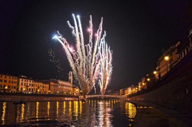 Capodanno a Pisa, festa di luci, acrobati e giochi d'acqua