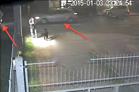 Il momento in cui Giancarlo Ravidà (a sinistra) sta per essere investito