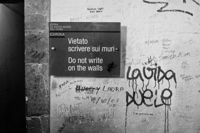 Gli avvisi a non scrivere sembrano non servire sulla Cupola del Duomo di Firenze