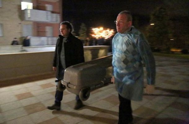 È già il 25 dicembre e il corpicino del piccolo Simone viene portato via