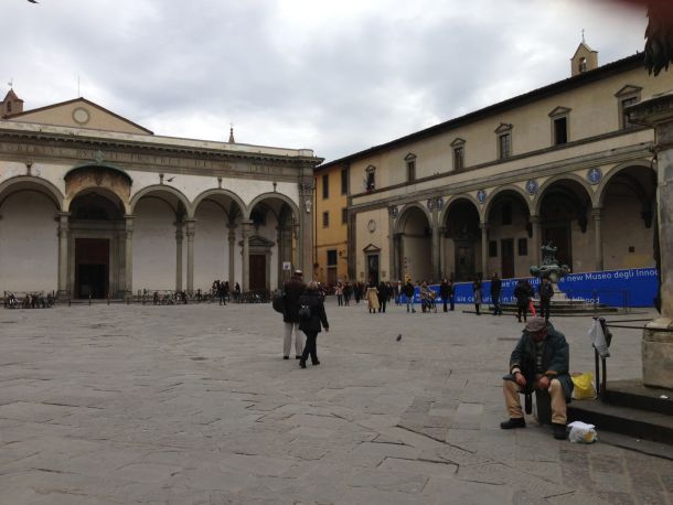 Il degrado in piazza Santissima Annunziata