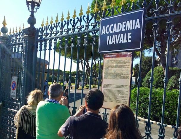 I familiari sostano davanti ai cancelli