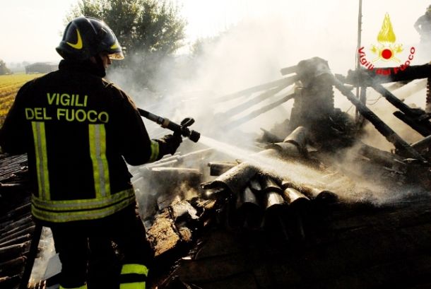 L'allarme è stato lanciato poco prima delle 7, intervenuti sul posto i vigili del fuoco
