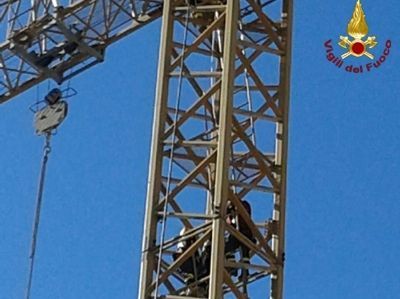 Nella foto di archivio una protesta analoga di un'operaio a Orbetello nell'ottobre 2014