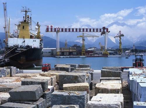 Il porto di Marina di Carrara