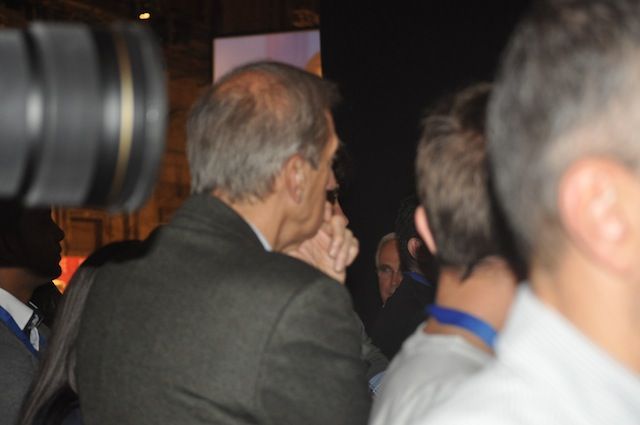 Piero Fassino in piedi alla Leopolda 5
