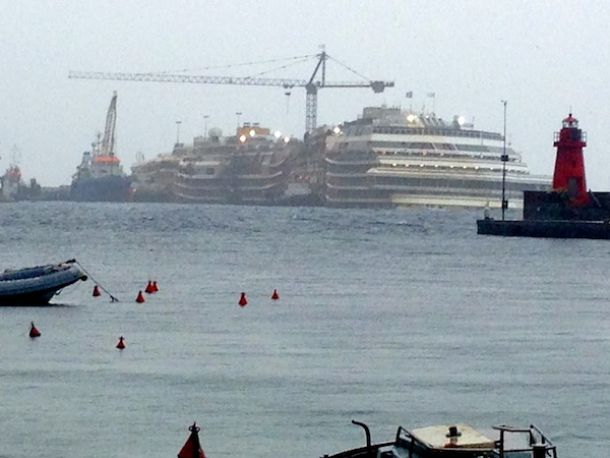 Il relitto della Concordia davanti a Giglio Porto