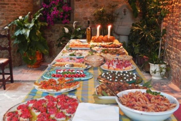 Buon appetito con la tavola dei cibi toscani