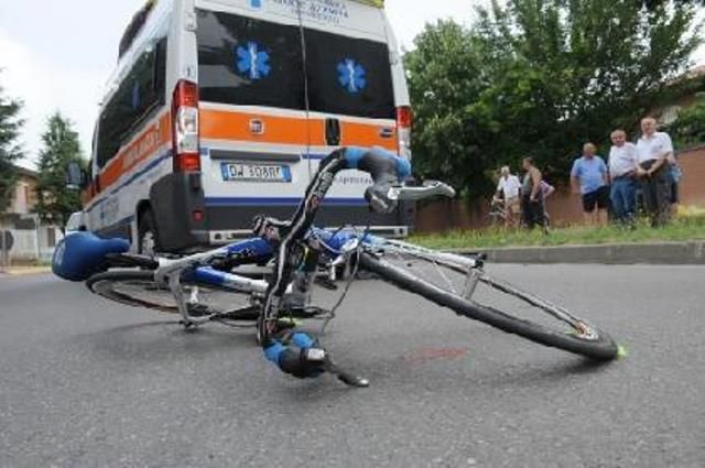 Auto contro ciclisti amatoriali nel pisano